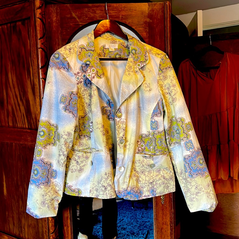 Fun and festive blazer with abalone shell buttons and front pockets.